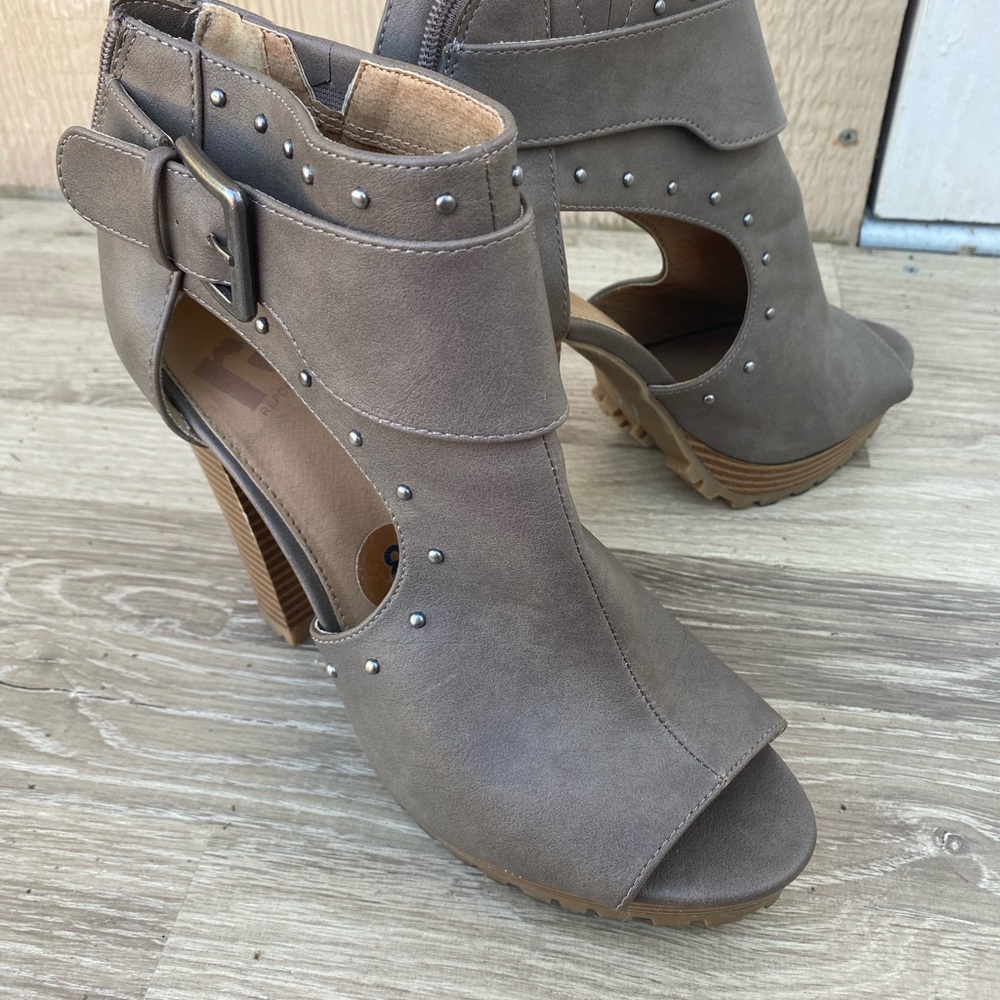 Very confortable  only wore 2 times has some scratches on the heel